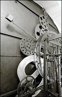 Mechanizmus tyiadvacetnku z boku